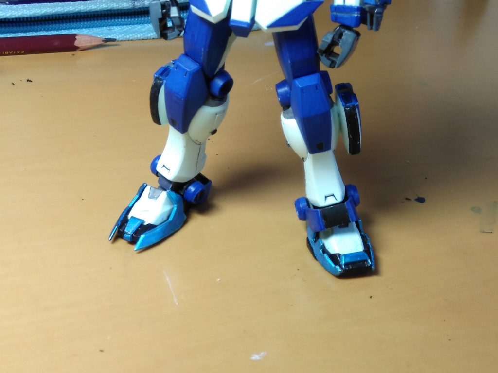 足は左右それぞれ用途があり右は刺突、左は打撃用の粒子パネル(蹴るモーションと合わせて衝撃波が発生する)を装着している。これは右:ウィングガンダムの肩装甲と、左:アストレイ(レッドか戦国どっちか忘れた)の足パーツを切り貼りしたものですね