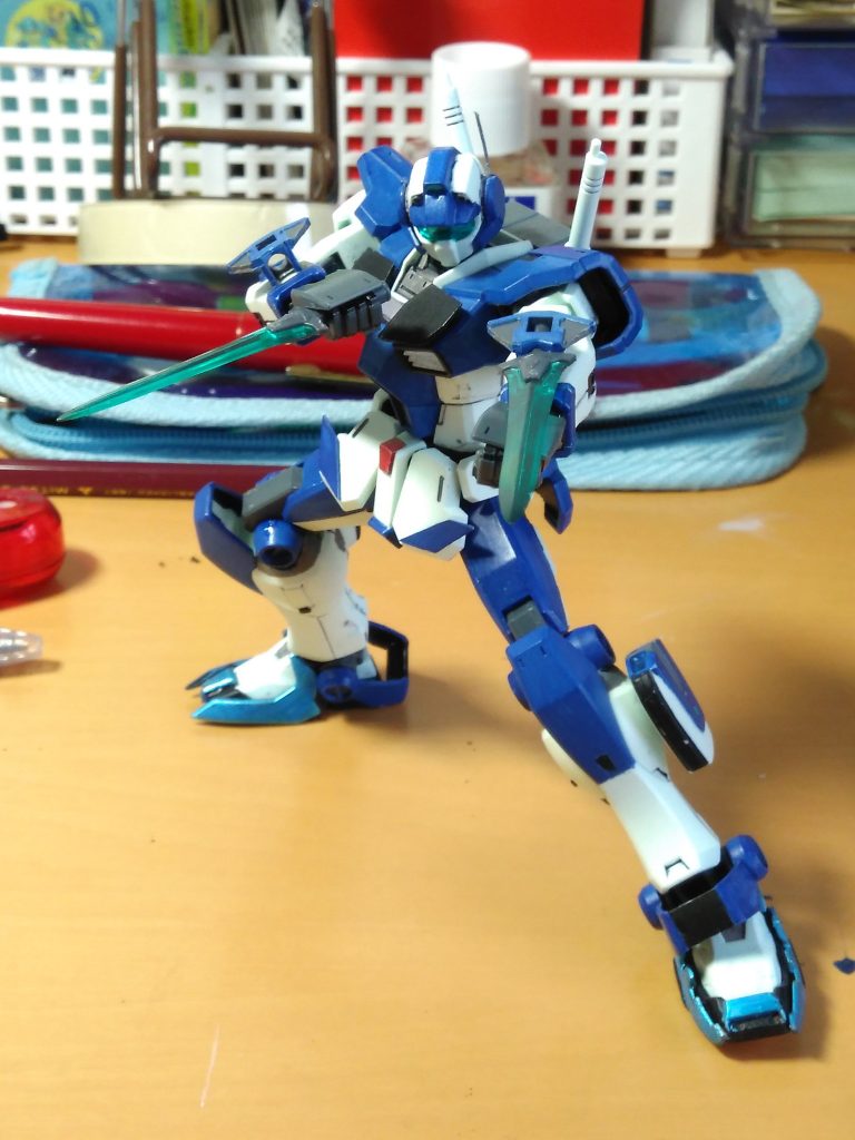 ビームダガーは腕につけたままでも引き抜いても使用可能。私の技量的に無理でしたが、収納部分とワイヤーで繋がっており最長20m伸びる設定がありました。投げナイフとかに出来そう。コトブキヤのマギアソードを基部以外そのままで使いました