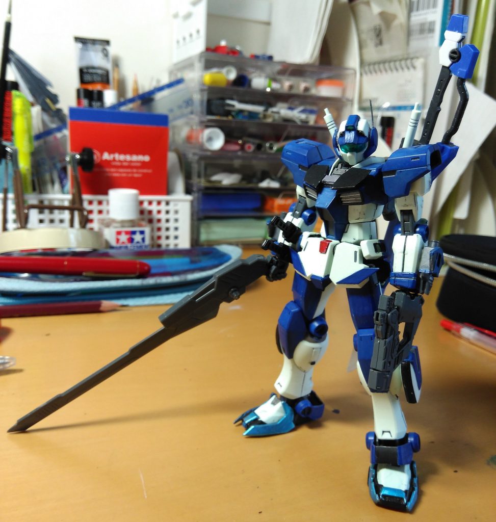 地上戦用装備、「ローディアームドG(グランド)」」アメイジングレッドウォーリアの銃剣、ジムジムウェポンズのヘビーピストル、RGのソードストライクの大剣、しれっと右腰にアーマーシュナイダーを携えます。ちなみに大剣の名前は「ハイブリッドソード」。ビーム以外にも実体剣ついてますしね。