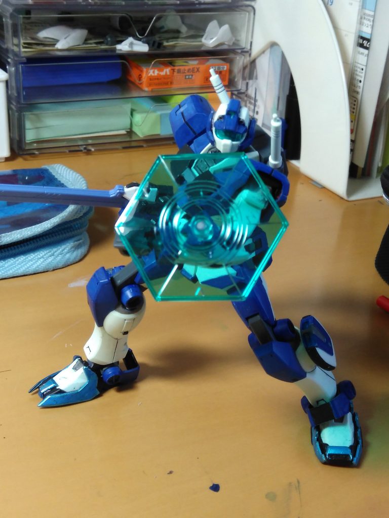 そういえばビームダガー基部からこれまた先述RX粒子のバリアを出せます。爆発系(ミサイルとか)以外は大体耐えられますがバリアは5秒間しか連続放射出来ず、使用後は必ずインターバル0.5秒という制限がついてます。それだけバリアの出力が高いということで…