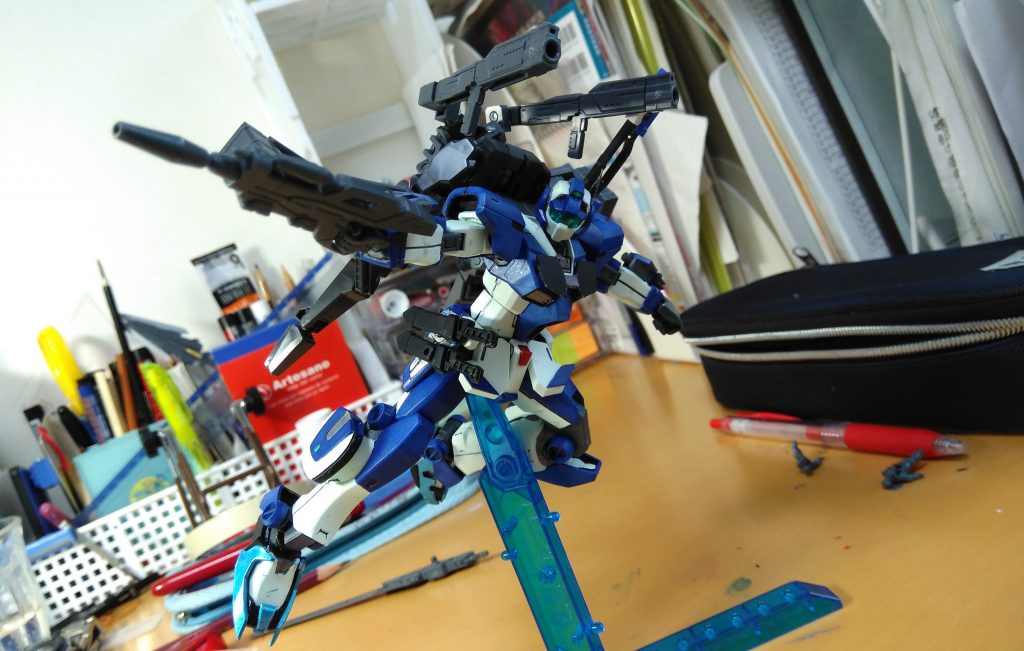 これが所謂ブンドド、ってやつでしょうか。ビルドブースターみたいなデカいウィングと迷った結果K9ドッグパックをブースターにしました。そしてこいつ変形して武器庫みたいにミサイル連発、肩の上からビーム砲が撃てます。そして…