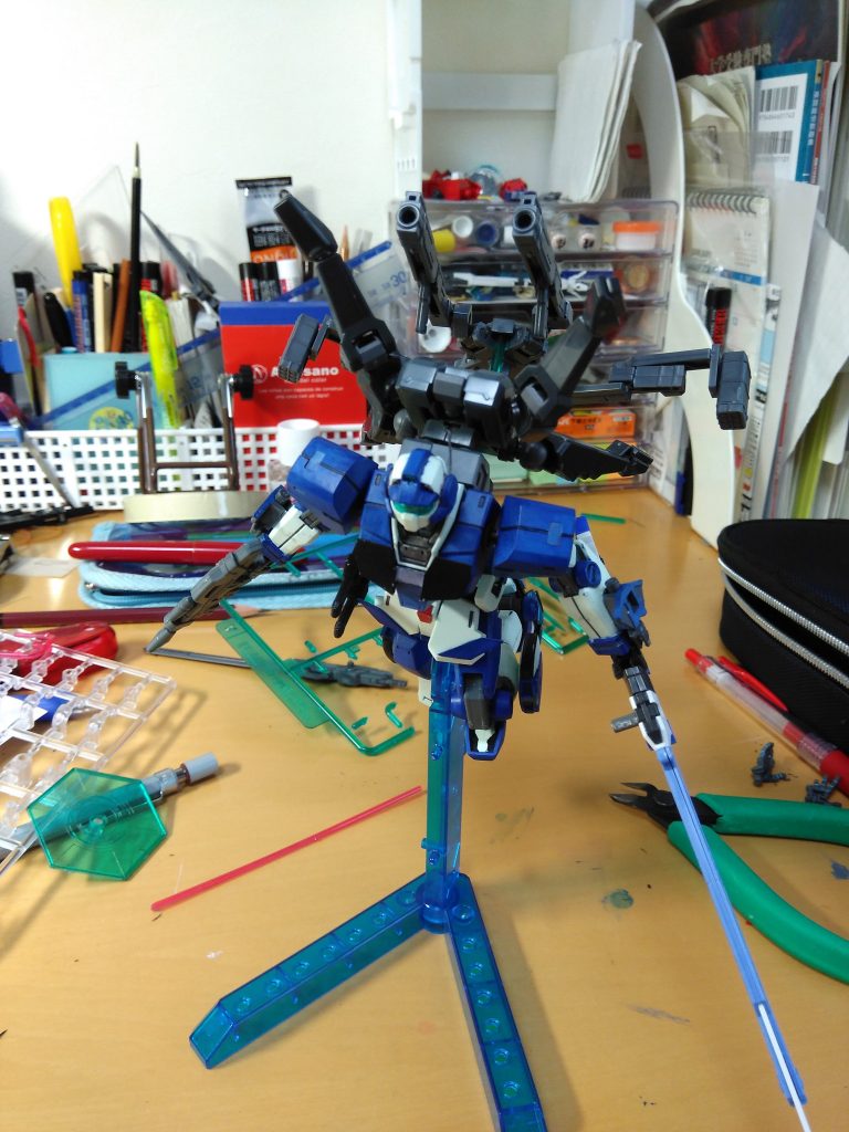 「こちらローディ!Bパーツをパージ、これより敵艦を直接叩く!」AとBパーツに分かれていて、撃ち尽くしたら武器庫のBパーツをパージして機動力を上げて飛び回り、すれ違いざまにハイブリッドソードで斬ったり、アーマーシュナイダー投げつけたりビームライフルで撃ち抜いたりします