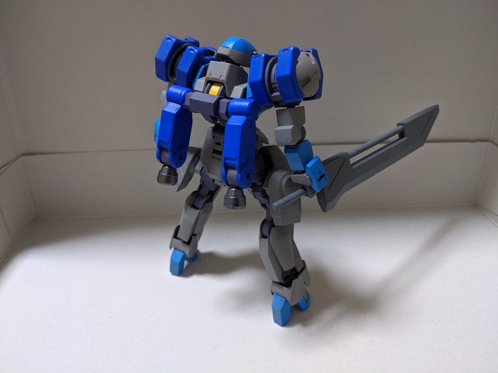 脳内設定上は複座型でメインパイロットと阿頼耶識施術済みサブパイロットで運用する予定だったのですが、このあたりの設定はクシナダ(https://gumpla.jp/hg/282667)に引き継いでいます。そのためコクピットが大きめです。