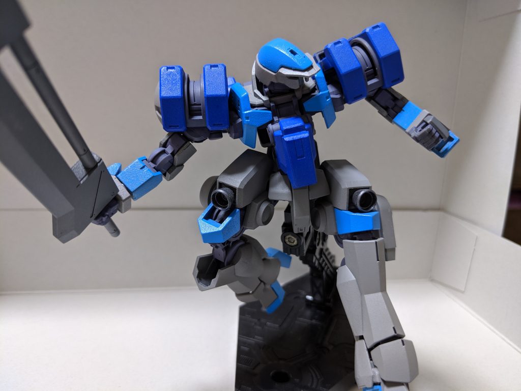 足側面のスラスターは軸回転できるようにしてあります。EZアームズも好きなオプションパーツです。