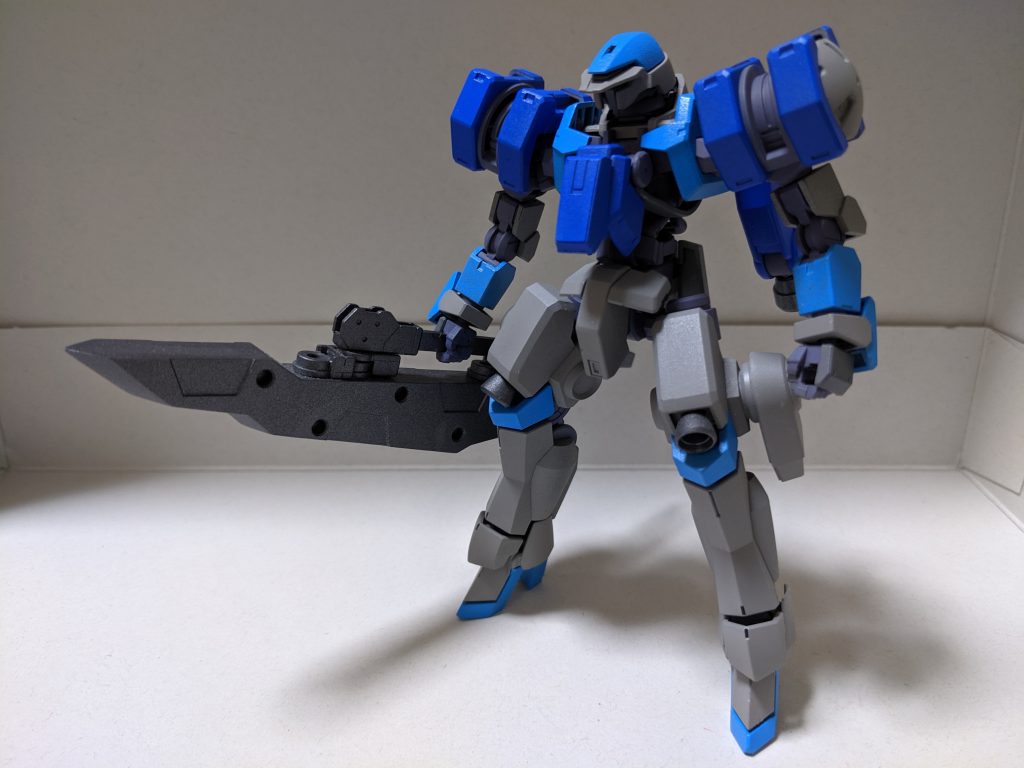 正面。
装甲は主にスチールグレー、スカイブルーのスプレーで塗装。
青装甲と関節はそれぞれガンダムマーカーエアブラシシステムでガンダムブルーとガンダムメカグレーで塗り分け。