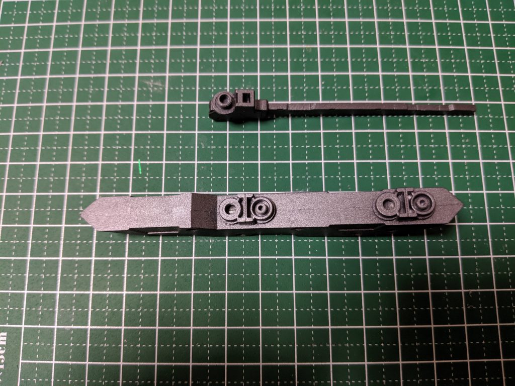 柄は少し削らないと鉄血武器持ち手には合わなかった覚えが。