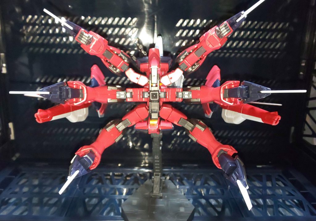 突撃形態。
元になったイージスと運用方法に大差はないが、両サイドのサブアームのクローが追加された事により、スキュラに頼らない格闘戦にも対応可能である。