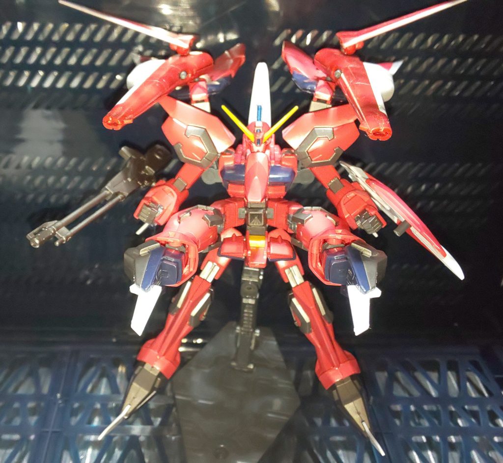 フルバーストモード。
背中のアムフォルタスとスーパーフォルティスに加え、腹部のスキュラも使用可能。
また、スキュラの両サイドに展開されたサブアームの磁場発生装置により、ビームをある程度曲射可能である。
連合製のロッソイージスにも同様の機能があるが、関連性は不明。