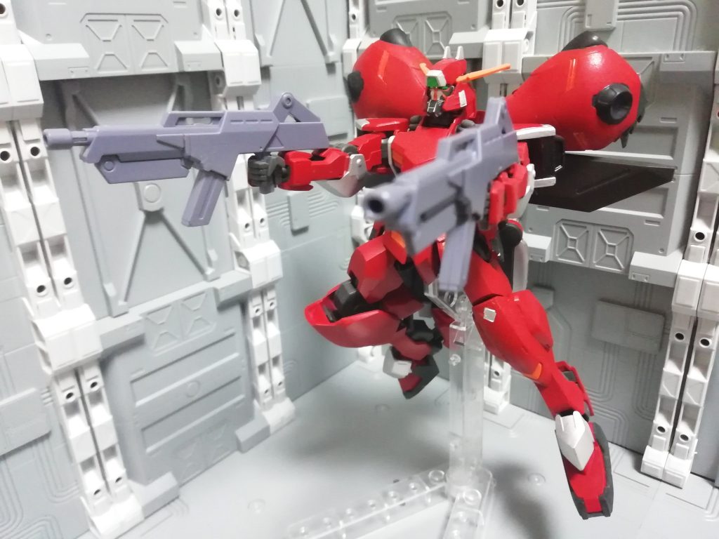 精密射撃のロングライフルに対する牽制用のアサルトライフル。テイワズ繋がりということで獅電の物を選択