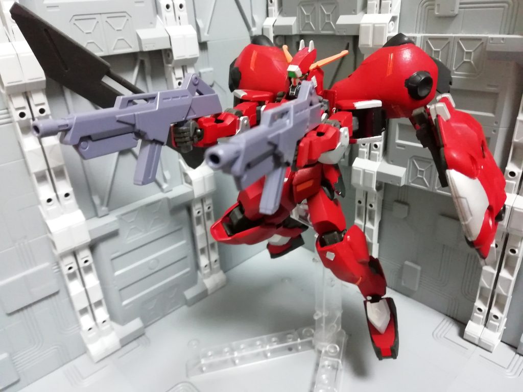 アサルトライフルメインのサブアームにソード&シールド。遠巻きに牽制しながら接近してきた敵をサブで対応する形