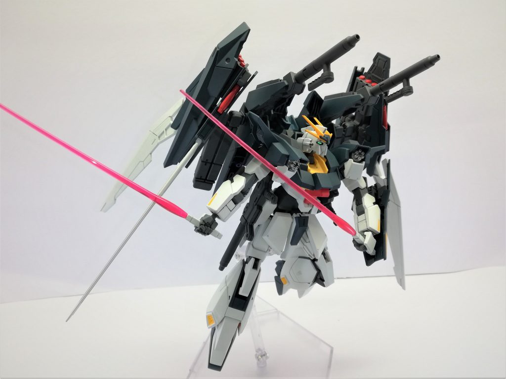 サイドアーマー内部にはごく標準的なビームサーベルが格納されている。
特筆するべき部分はないが、近接武器として扱いやすい。