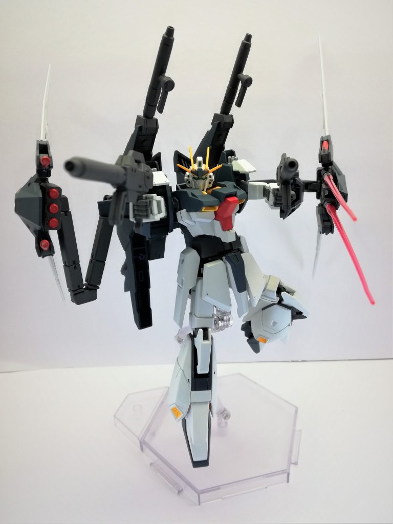 普段はサイドアーマーにマウントされているのは手持ち武器のビームライフルであり、銃口からビームサーベルを発振することもできる。
バックウェポン上部に備わっているのは二門のビームキャノン。
こちらは威力よりも連射性を重視している。
ウェポンバインダー裏には三連装短距離誘導ミサイルポッドをそれぞれひとつずつ装備。使い切った後はパージされる。