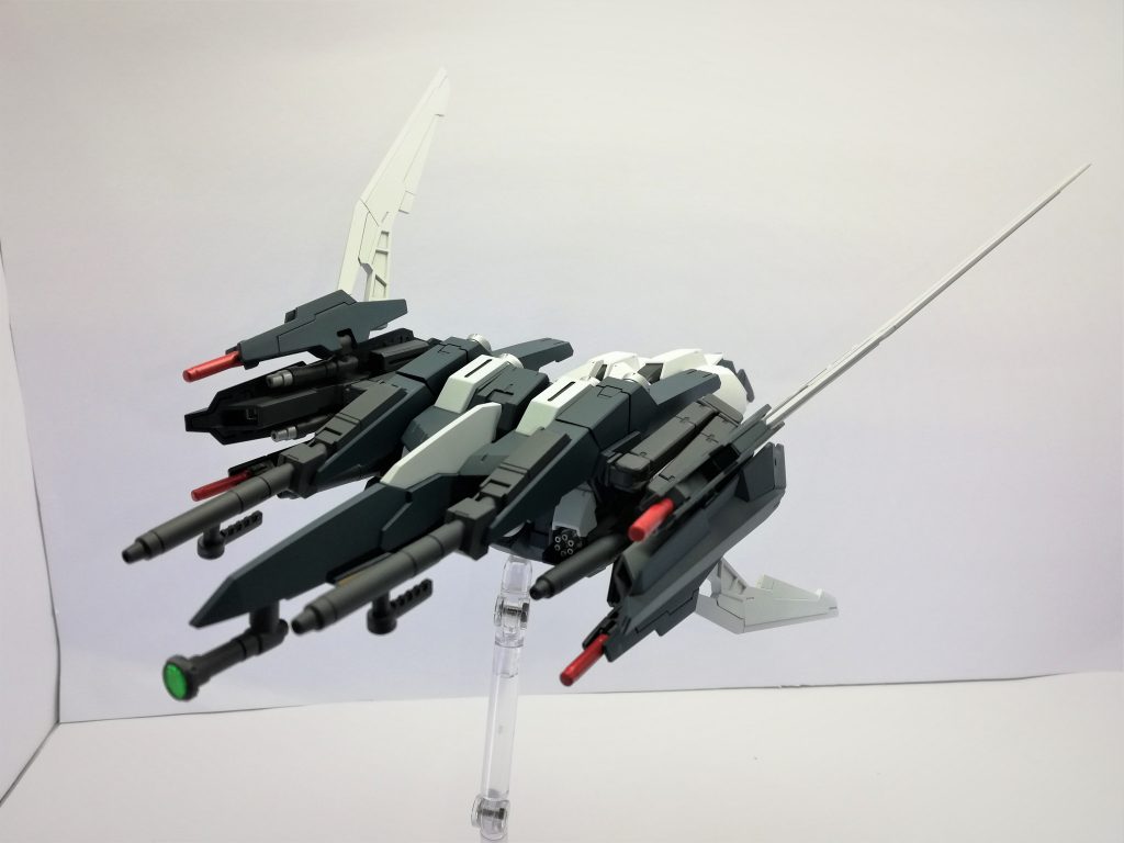 攻撃形態
主に飛行しながら射撃戦を行うための形態。
三連装ミサイルは後方にしか撃てなくなった代わりにビームバルカン四門、メガビームランチャー二門が前方に向いたことで前面の火力は更に高まる。
ウイング基部から展開されているのは無誘導の代わりに当たれば戦艦ですら一撃で大破させることが可能なハイパーグレネード。
また、高速戦闘に対応するため機首下のサブカメラが前面に展開される。