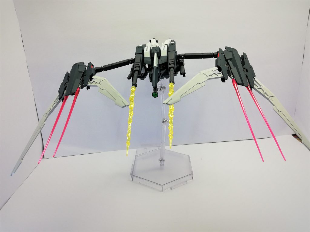 MA形態
主に高速突撃から行う格闘戦のための形態。
ウェポンバインダー、ハイパーシザースを展開してモビルアーマーを想起させる姿となる。
この形態では射撃は牽制程度で、ビームサーベルおよびハイパーシザースでの撃破を狙う。
見てわかる通りハイパーシザースの威力はすさまじく、MSも容易に切断、破砕する。
機体名のクレヴィースはこのウェポンバインダー、ハイパーシザースをサブアームで展開した姿をザリガニに見立てたことから来ている。