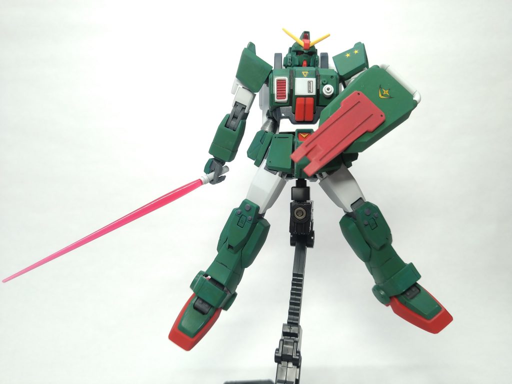 サーベルとシールドを構えます。
本来シールド装備するには腕に挟み込むラッチを使用するのですが塗装剥がれが怖いため使いません。3ミリ棒で直接腕に差し込んでいます。