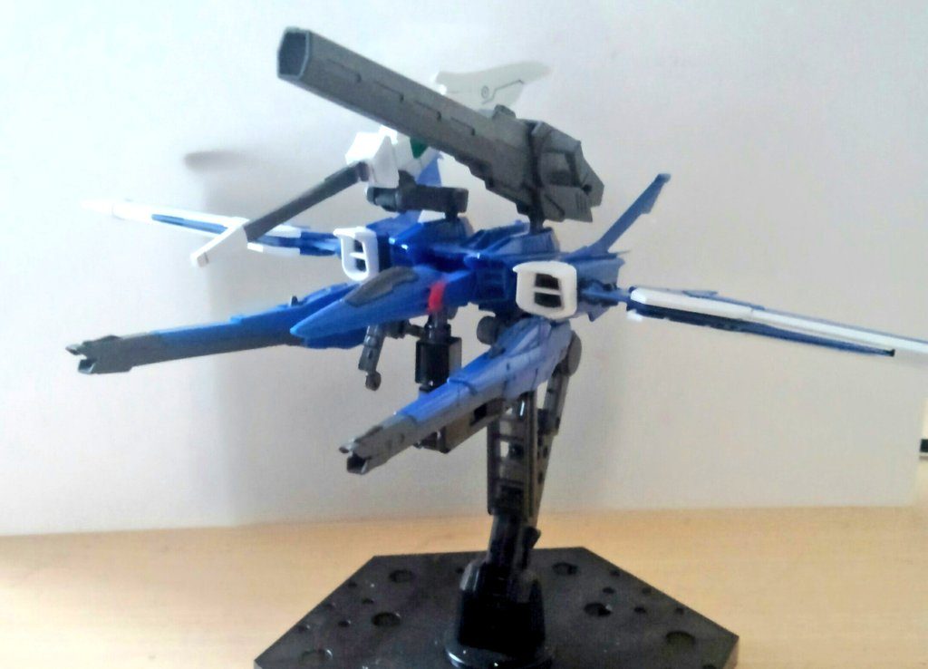 そして、ストライクといえばバックパック!
その名も『ルクシオンストライカー』。
RGのビルドブースターをチョイスしました。
オオトリパックをイメージに小改造。