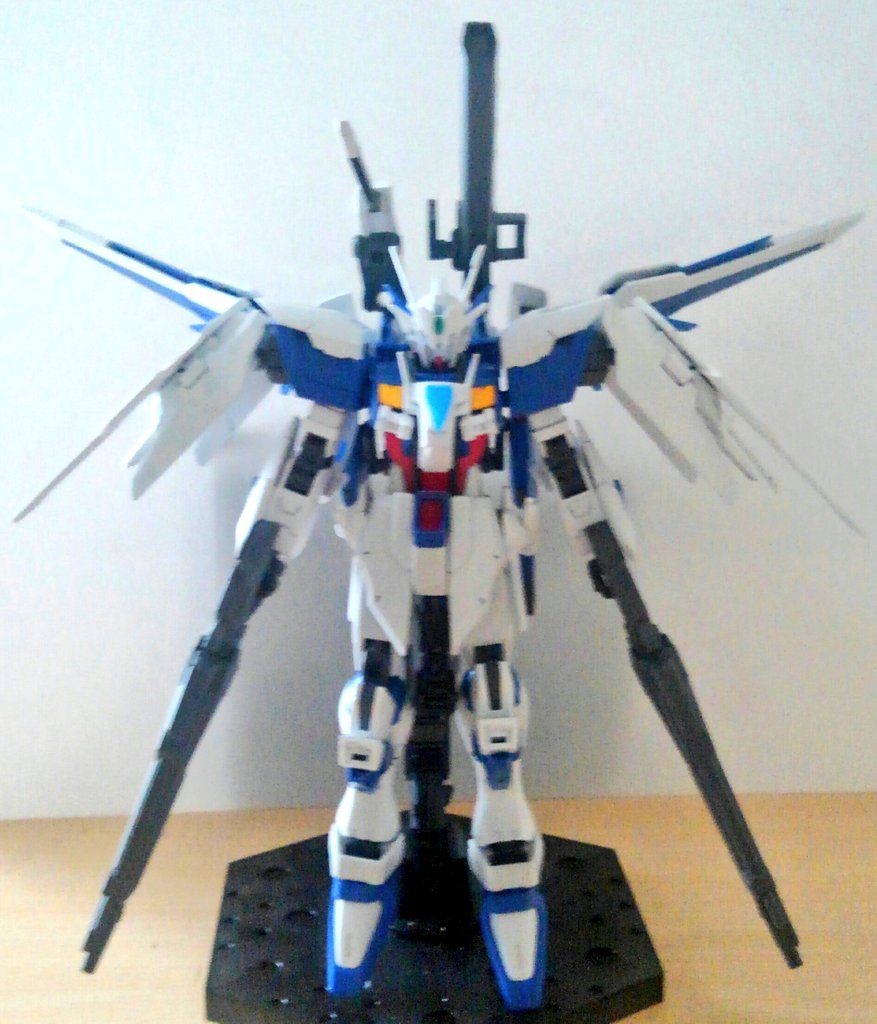 こちらが最終決戦仕様です。
ビームピストルをビームライフルに強化。
各所からソードビットの展開を可能にした。