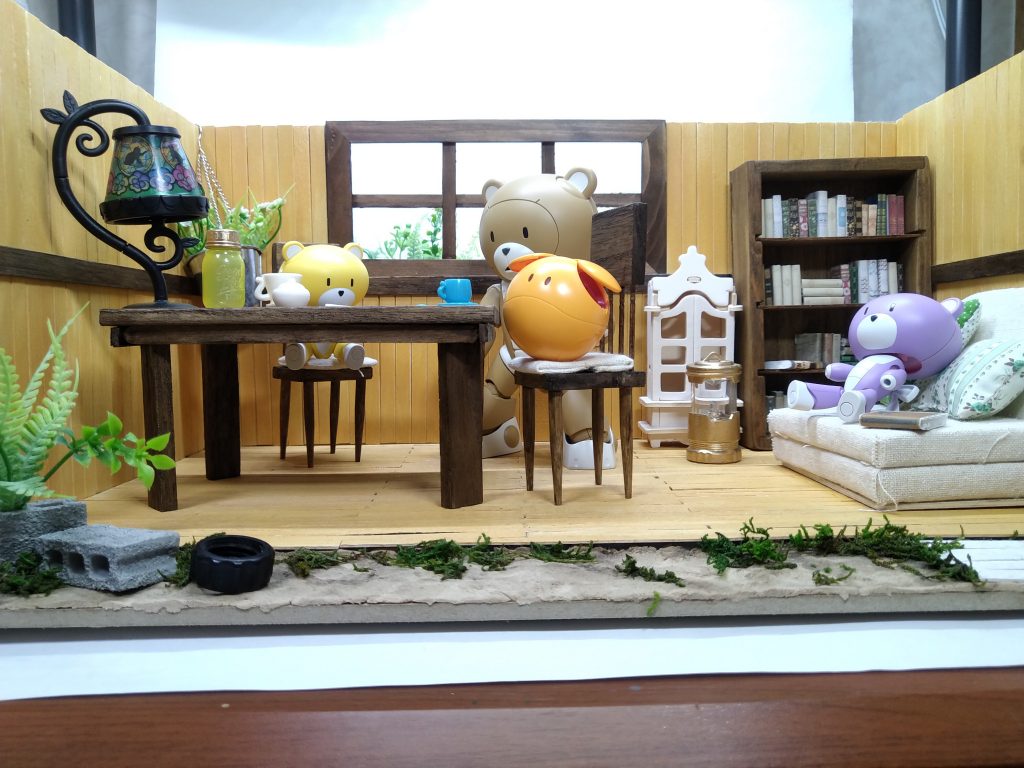 正面より屋内全体です。
家具は主に百均で木材や布を加工して作りました。小物類も同じく百均で揃えています。