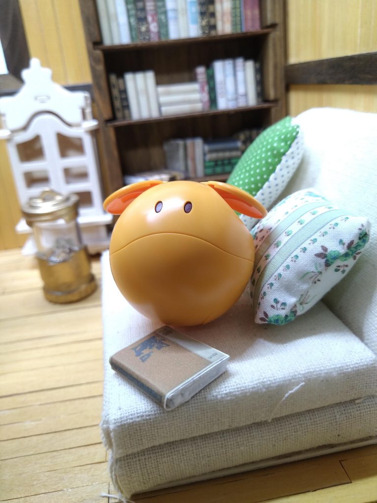 「オカエリ、オカエリ」
ソファの上でお出迎えしてるれるハロ。