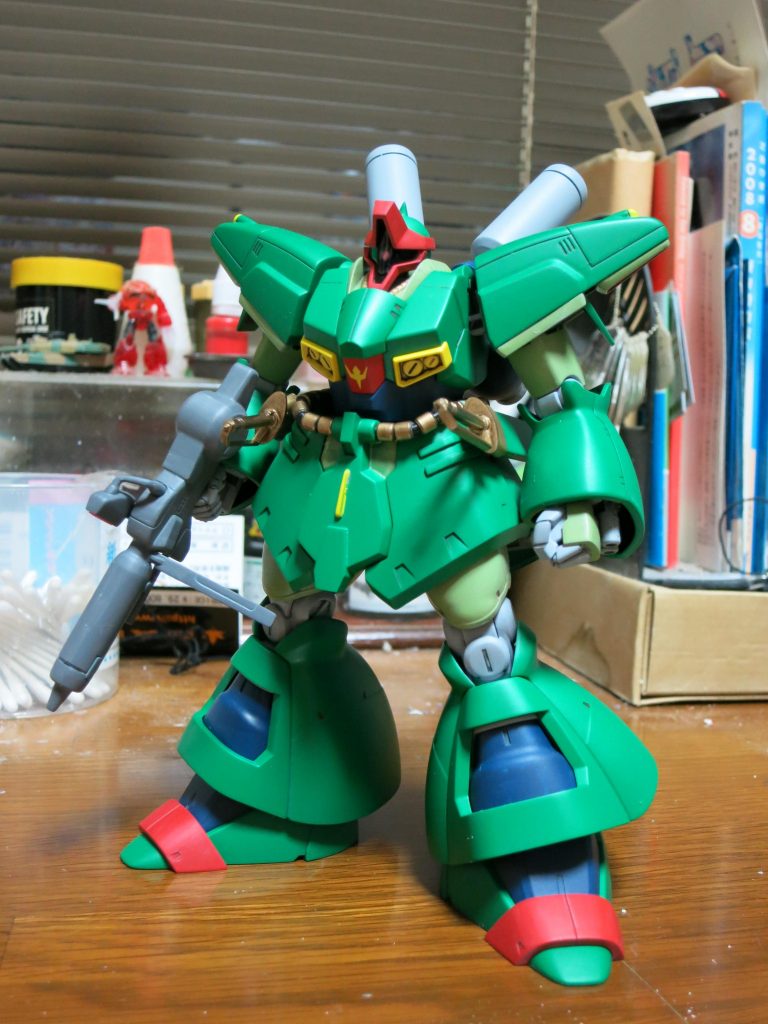 大元の出来映えが良いので、キットの特性を踏まえて騎士専用MSとしての記号を追加、その上でドライセンらしい記号を組み合わせていくという感じでしょうか。