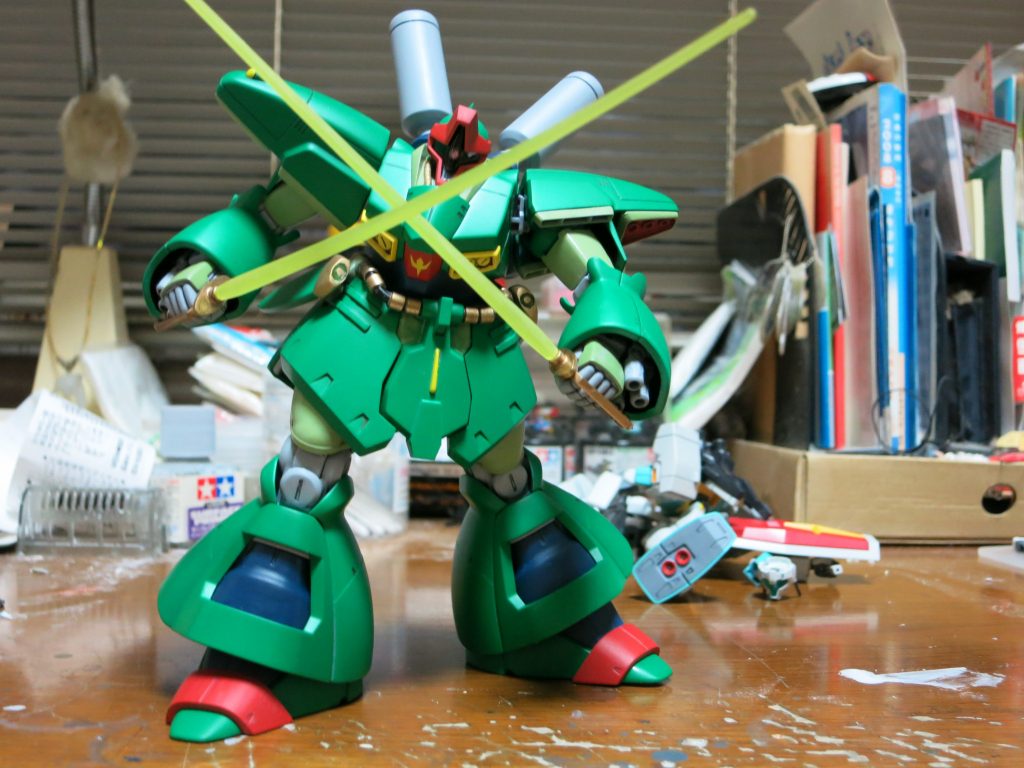 一応、鞘付きビームセイバーを主兵装としているので、こんな写真も撮ってみています。背後のGM3のぶつ切り(笑)は、分不相応な喧嘩を吹っ掛けたエゥーゴ兵士の成れの果て。