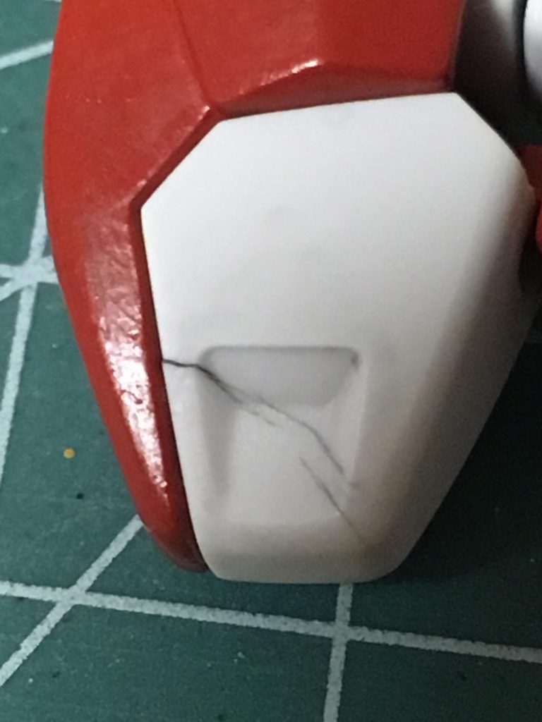 スミ入れ時に割れた肩、うっかりしてました(´；ω；`)ガンダムマーカーホワイトで塗りつぶしてなんとかごまかせた模様。