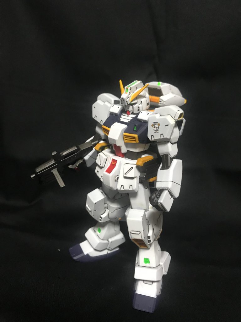 ボディー部分はクールホワイト
胸部、スリッパ部分は昔、3色セットで売られてたガンダムカラーの
ストフリ用のカラーに入ってたグレー6
黄色部分は黄橙色、赤部分はモンザレッド
関節部分は黒鉄色、センサー類は蛍光グリーンで塗装しました。