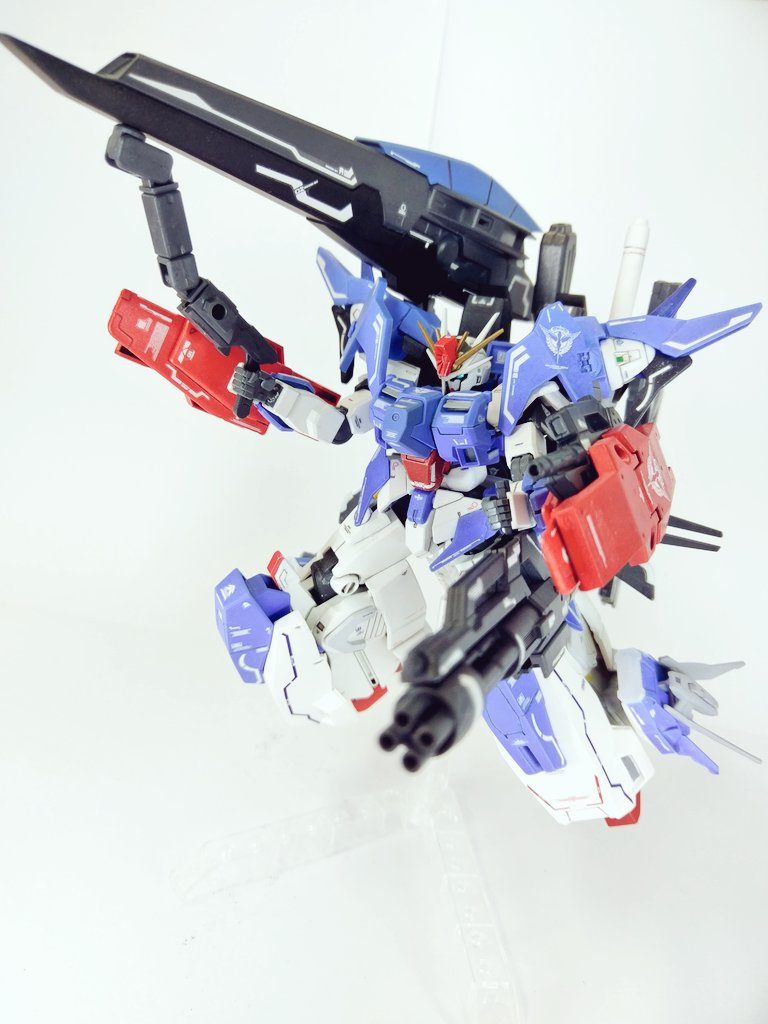 FA化してもちゃんと稼動します。シェヘラザードの足パーツが太ももに干渉しないのでちゃんと曲げることができます。
ハルートのバックパックのやつが無改造なんですけどハイパーメガカノンっぽく見えますよね。