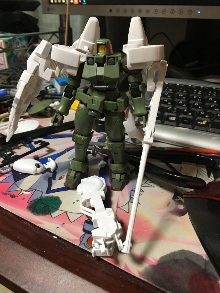 トールギスⅢの盾を付けたら撮影後に肩から丸ごとおちたので、リーオーの丸盾にしました。