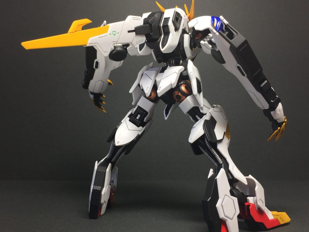 鉄血系のガンダムフレームは外から見えるところが多いので、メタリック色を使って精密さを演出する必要あり