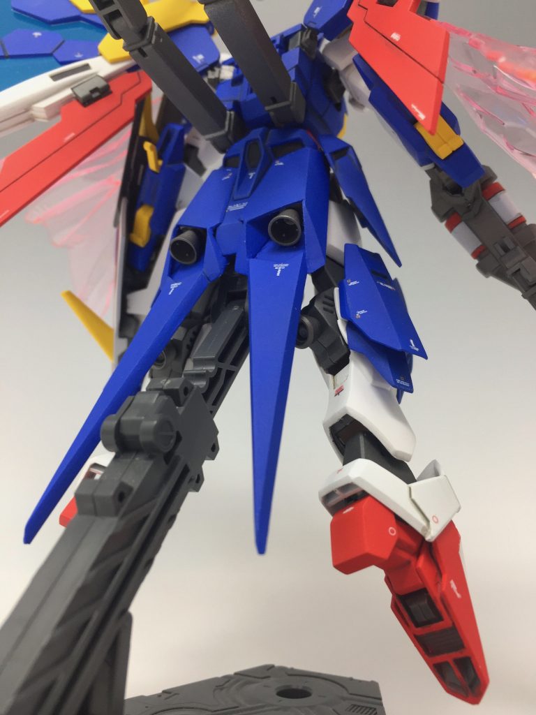 推しのショットです。これをフェニーチェリナーシタさんに装備させたくてさせたくて、何とか実現できて満足です。
このツインテールの装備は既存のリアアーマーに被せるだけです。デザインもなるべく自然に違和感無く、且つ製作難易度が高くならないレベルで考えました。塗装ハゲが怖いのでリアアーマーには念入りにヴァーニッシュを厚く吹いてコーティングしてあります。
ちなみに赤い羽根を保持している部分にちょっとしたディテールを入れる事によって、不自然な合わせ目がディテールに見えるようにして、更に白いパーツが後ハメが出来るようになってます。