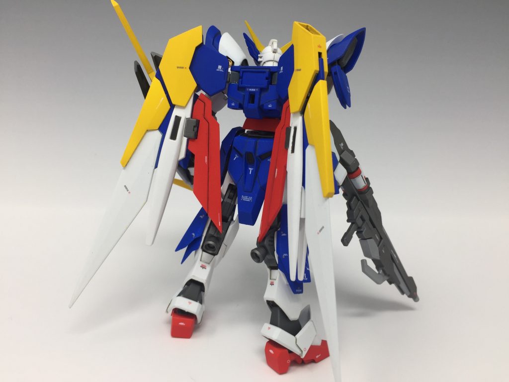 この状態だとパッと見通常のフェニーチェリナーシタさんをトリコロールにしただけです。