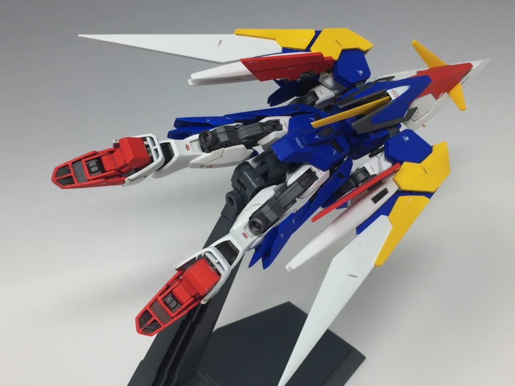 足の裏はプラ材でテキトーにディテールをでっち上げて、それとな〜く塗り分けてみました。主翼の各部、特に翼の後端は薄くなるようにエッジをキレッキレにしてあります。
腰のサイドアーマーとスネのサイドアーマーはダボによる接続でしたが、ネオジム磁石の接続に変更しました。