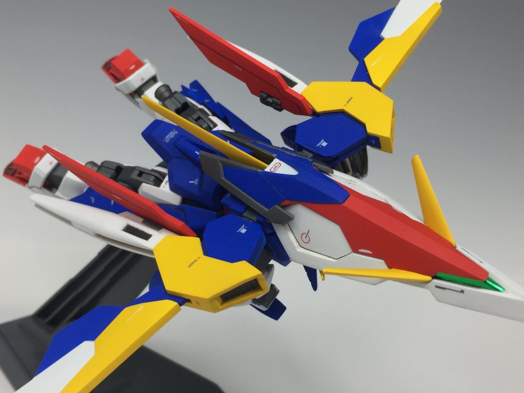 バード形態です。この形態の時にトリコロールの各色がバランス良くなるようにしました。
シールドと背中の接合は元々はダボによる接続でしたが、ネオジム磁石による接続に変更しました。
シールドの先端はプラ材を足して尖らせ、黄色いカナード翼?!みたいなのは前後の厚みを薄くしてシャープ化させました。他にも各部エッジをキレッキレにシャープ化しました。