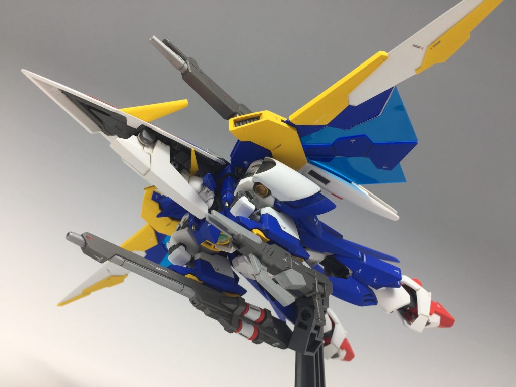 ライフルの分離合体もダボによる接続からネオジム磁石による接続に変更しました。前腕にもネオジム磁石を埋め込んであるので、そのまま前腕にライフルが設定どおりに接続出来るようになってます。
ちなみにライフルのグリップはスクラッチして差し込み式に変更しました。
肩アーマーとウィングはダボによる接続がありましたが、特に必要性を感じなかったのでダボを削り取ってしまいました。