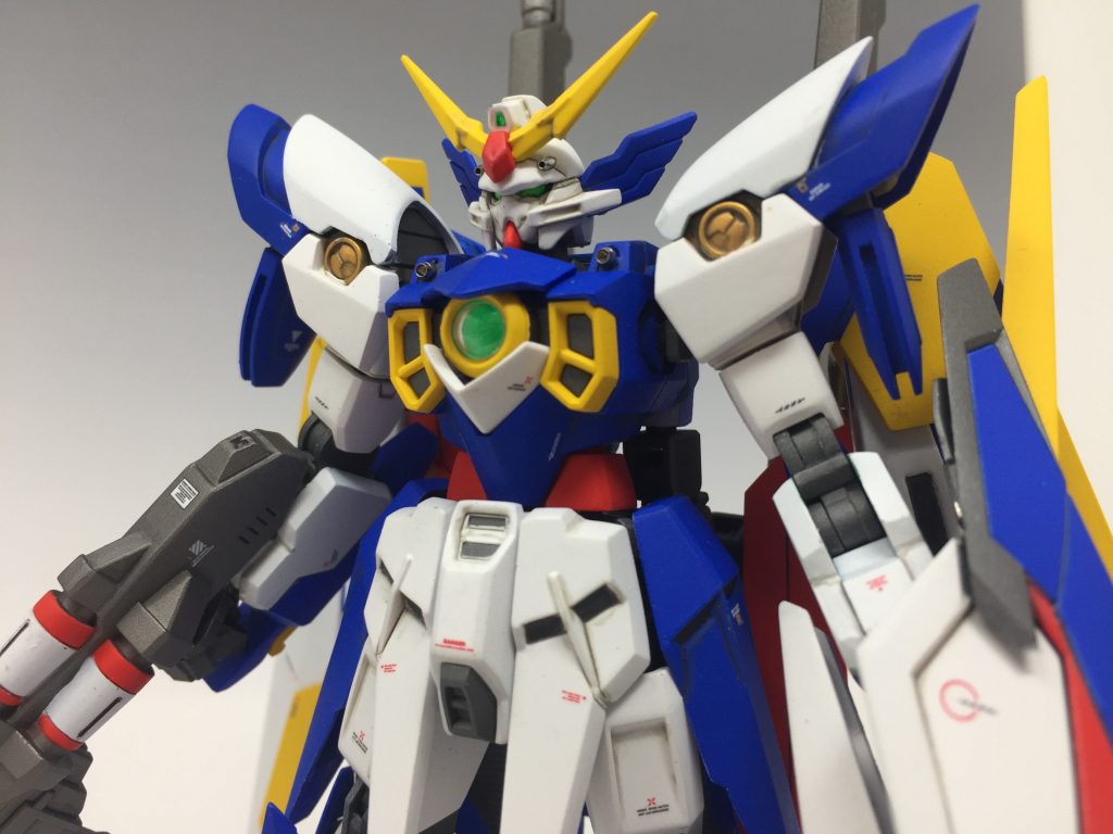 肩の紋章?!の様な部分はイエローではなくファレホのグロリアスゴールドを使用して塗り分けました。でもマットヴァーニッシュ吹いちゃったから全然綺麗に反射しない・・・orz
胸部中央は付属のシールとクリアパーツをそのまま使用しました。
上部カメラアイは付属のシールを使い、デュアルアイはファレホのメカカラーの蛍光グリーンを使って塗装しました。
頭部は定番の後ハメ加工を施してあります。
