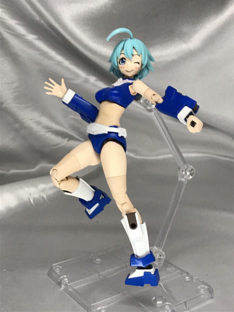 元気なポーズ。
こっちの衣装もスポーツな感じに見えますね。
手足に装備がついてるので、水着というより夏用ダイバールックっぽくも見えます。