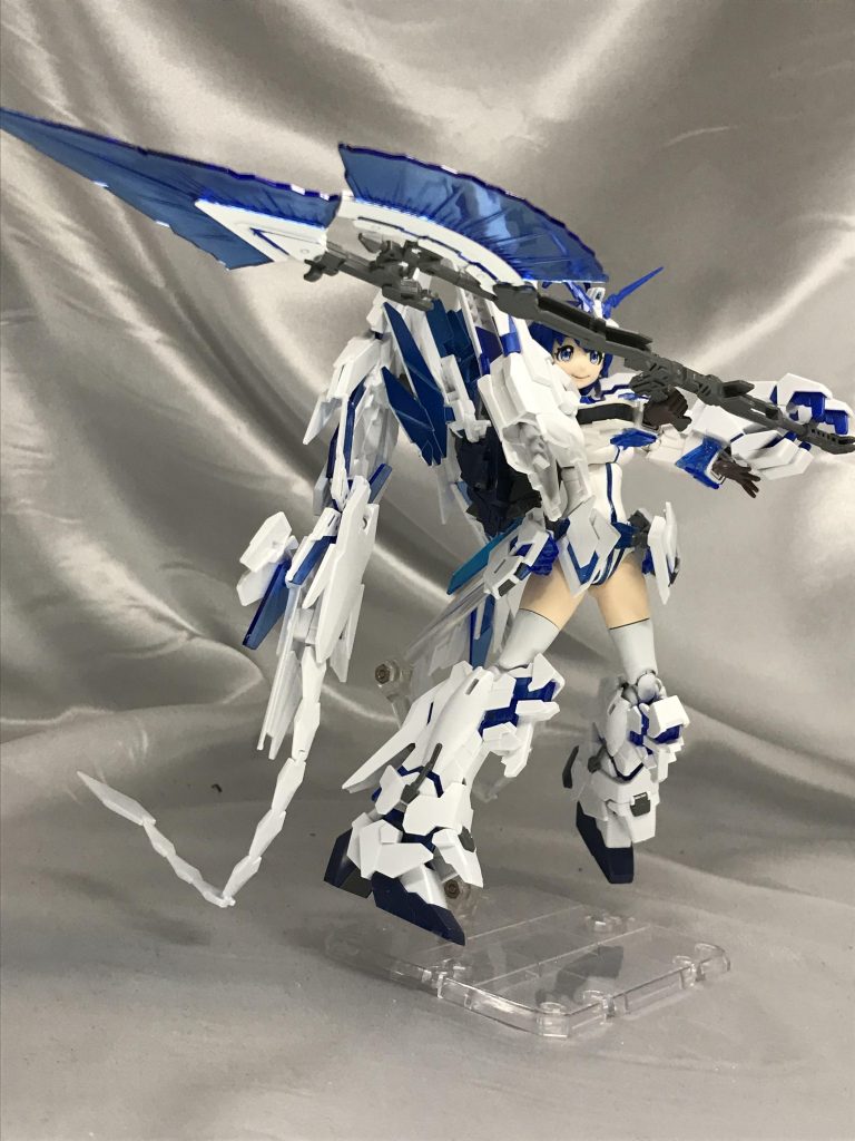 長大なビームジャベリン。
クローに引っ掛けて疑似両手持ちすることで安定して持たせられます。
青いビームエフェクトが綺麗(*゜ー゜)