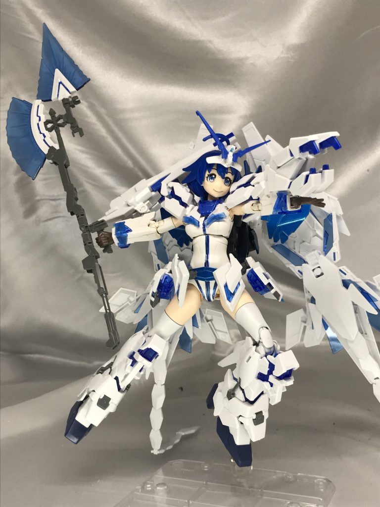 クローは非開閉のタイプですが、その分すっきりして移植させやすかったです。
もともとナミさんの腕がどことなくユニコーンっぽかったんで、違和感なく取り付けられました。