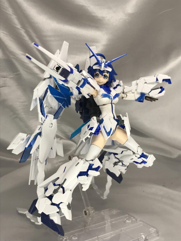 この武器結構好きなんです。
ナミさんの可動域は一切潰していないので、腕も上げられます。
ナミさんの腕のサブアームを生かし、差し替えなしで展開収納できます。