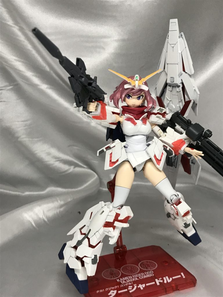 ビームマグナム。
視線は頭部の在庫の都合上右向きキメ顔固定です。
ナミさんと比べて腰が緩い(個体差?)から足を支えることが出来ず難儀しました。