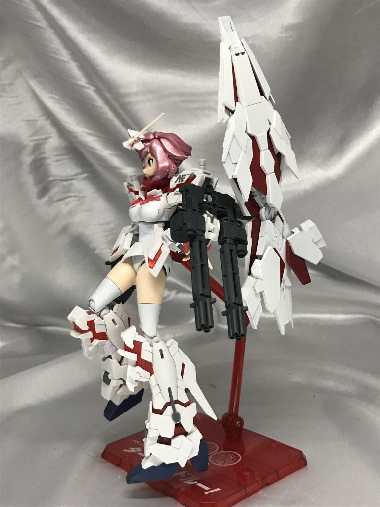 バンテシネ版ということでアームドアーマーDEも装備。
過去にナミさんでやった背後からアームで支える保持方法に変更しました。
実はこのキット、髪の毛と肩が思いっきり干渉して頭がほぼ動きません(笑