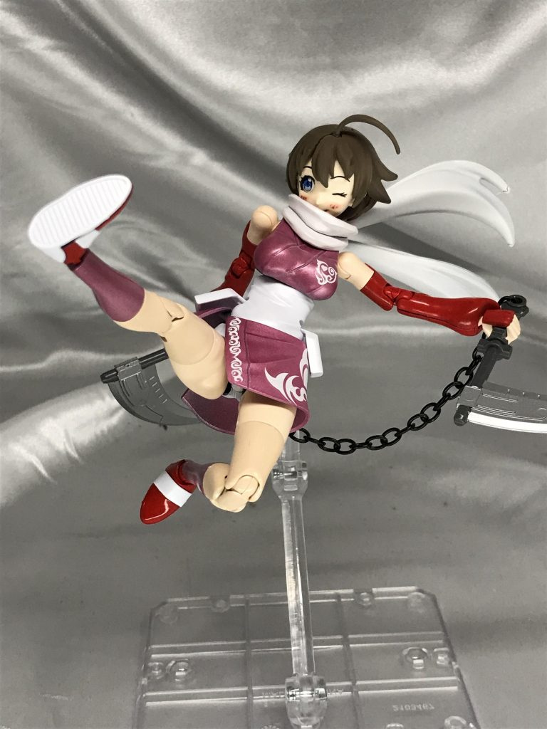 スカートの分割で蹴りも難なくできます。
足も素足部分を増やしました。