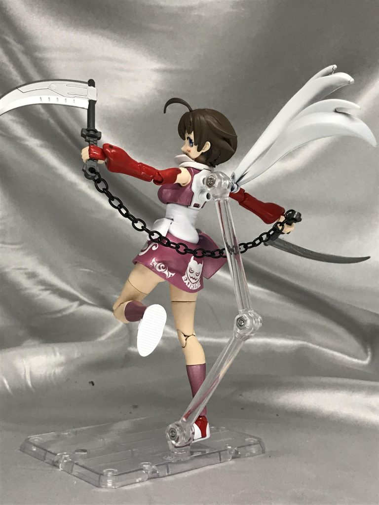 背中のハードポイントはアヤメさんのものをそのまま使いました。
スカーフの延長はハードポイントにボールジョイントで接続しているため、可動できます。