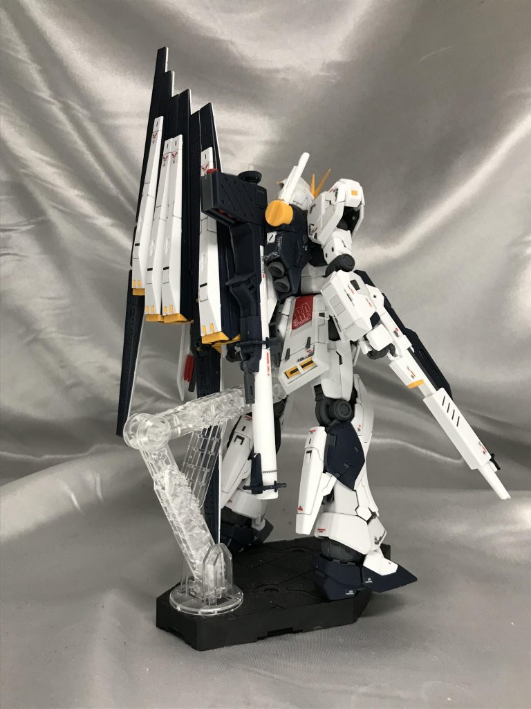 フィンファンネルもぬかりなし、かっちりと固定出来てイライラもしないです。
だいたい背中のバズーカかファンネルが落ちて展示にイラつくのですが、このキットはそれが全くなかったです。