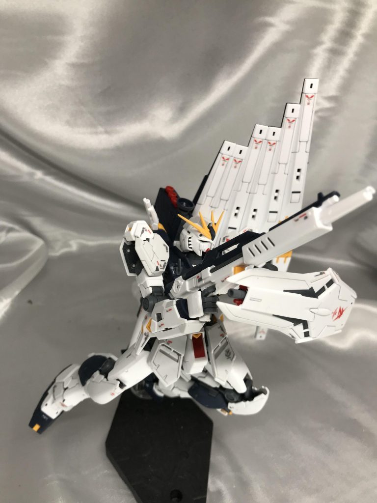 νガンダムの子の射撃が結構好き。
上記のような派手な射撃も好きですが、こういう追いかけながら盾を構えて打つ、みたいなのいいですよね。
シールは割と枚数ありますが、根気良く貼ると化けるので嬉しいです