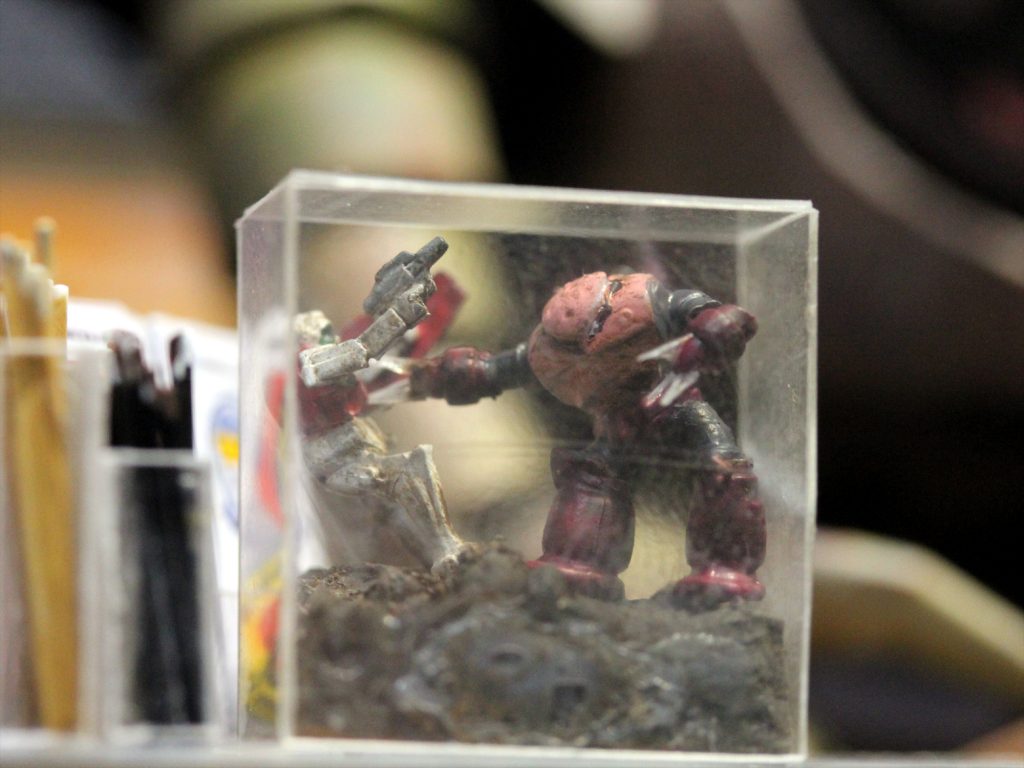 ショーウィンドウには「ジャブローに散る」の名シーンをジオラマ化して展示しています♪