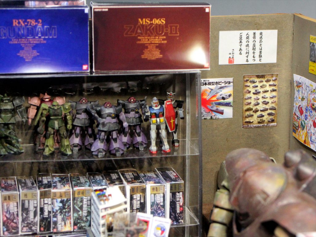 横のショーケースはジャンボサイズの完成品を展示しています。こちらもガンプラ旧キットのものです~♪ それぞれ何のキットの付属かわかる方は凄い!!