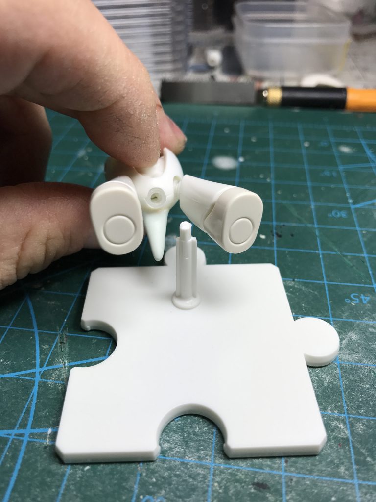 シッポ等を作った影響で背中での台座固定ができなくなったので、背中で使ってたポリキャップを股下に移設。
台座の棒も適度にカットして、その先端をポリキャップに入る太さへ削って対応しました。