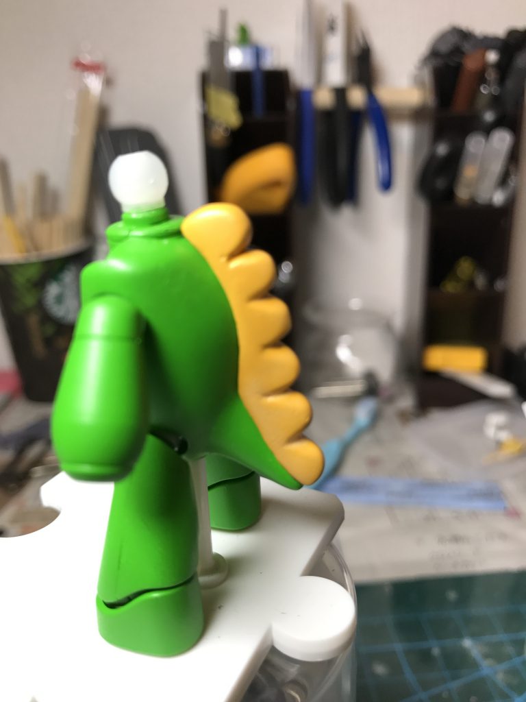 本体の工作は終わったので塗装。
ボディは緑にトゲは黄土色に。
別パーツ化しておいたので塗装も楽々。